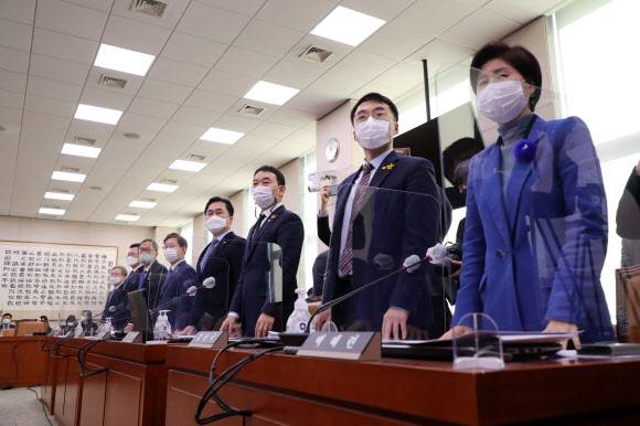 공수처법 개정안 기립 찬성하는 더불어민주당 - 더불어민주당 백혜련 간사 등 의원들이 8일 국회에서 열린 법제사법위원회 전체회의에서 고위공직자범죄수사처 설치 및 운영에 관한 법률 일부개정 법률안에 대해 찬성하며 기립하고 있다.  2020.12.8 연합뉴스