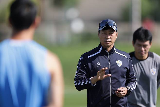 프로축구 K리그1 울산현대의 김도훈 감독이 카타르 도하에서 열리고 있는 AFC 챔피언스리그 경기를 앞두고 훈련을 지휘하고 있다. 프로축구연맹 제공