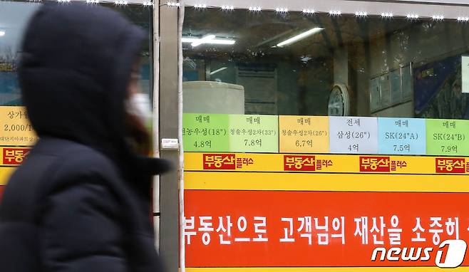 서울의 한 아파트 단지 부동산 정보란에 전세매물 품귀현상을 보이고 있다. © News1 임세영 기자