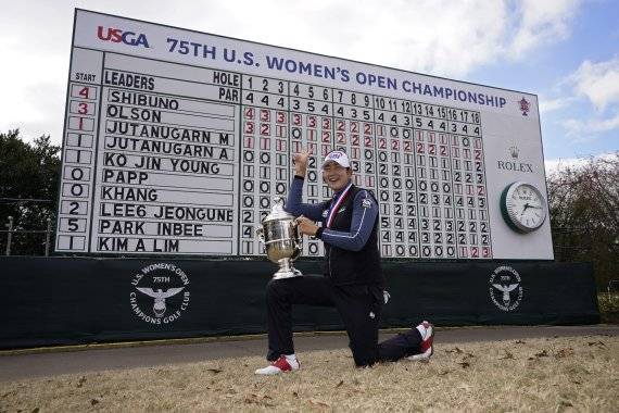 한국의 장타여왕 김아림이 15일(한국시간) 미국 텍사스주 휴스턴 챔피언스GC에서 열린 LPGA투어 US여자오픈에서 우승을 차지했다. 선두에 5타 뒤진 공동 9위로 최종 라운드에 들어간 김아림은 이날만 4타를 줄이며 역전 드라마를 완성했다. 첫 출전만에 우승컵을 들어올리며 신데렐라로 등극한 김아림이 스코어보드 앞에서 승리의 V자를 그리며 활짝 웃고 있다. AP뉴시스