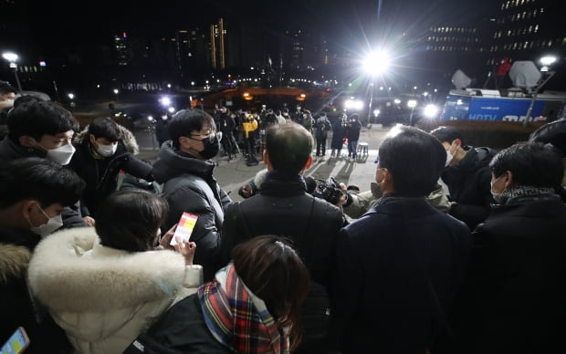 윤석열 검찰총장에 대한 검사 징계위원회 2차 심의가 열린 15일 오후 윤 총장 측 특별변호인 이완규(왼쪽부터)·이석웅·손경식 변호사가 법무부 건물을 나서며 취재진 질문에 답하고 있다. /사진=뉴스1