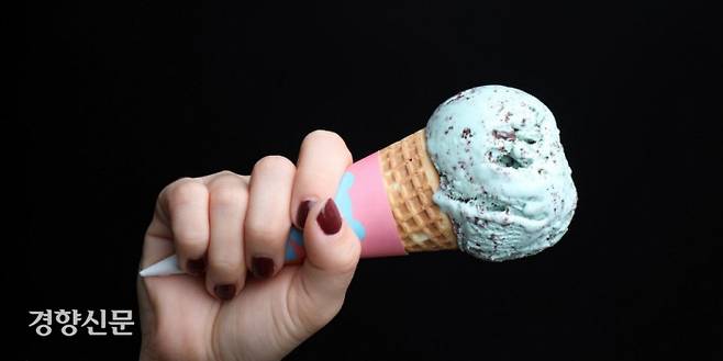 민트초코는 박하와 초콜릿을 결합한 음식류의 통칭이다. 초콜릿 비중이 클수록 어두운 갈색을 띤다. 초콜릿 비중이 작으면 파란 색소를 첨가해 푸른빛이 돌도록 한다. 강윤중 기자 yaja@kyunghyang.com