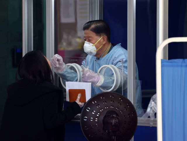 서울 관악구 보건소에 설치된 선별진료소에서 15일 한 의료진이 검체 채취를 하고 있다. 연합뉴스