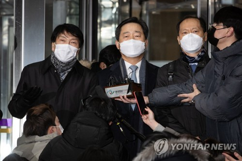 답변하는 윤석열 총장 측 변호인(과천=연합뉴스)