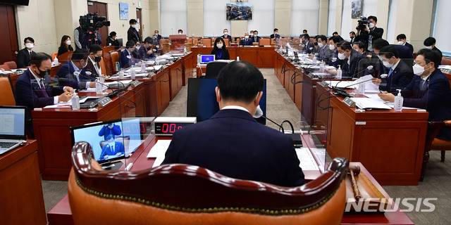 [서울=뉴시스] 전진환 기자 = 8일 국회 국방위원회에서 '5.18민주화운동 진상규명을 위한 특별법 일부개정법률안'과 관련 전체회의가 열리고 있다.  (공동취재사진) 2020.12.08. photo@newsis.com