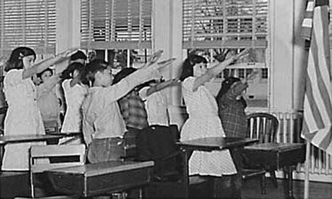 1941년 미국의 초등학생들이 국기에 대한 맹세를 하는 모습. 당시 미국에서는 ‘벨러미 경례법’으로 알려진 이 경례는 나치 경례법과 동일한 모습을 하고 있었다.