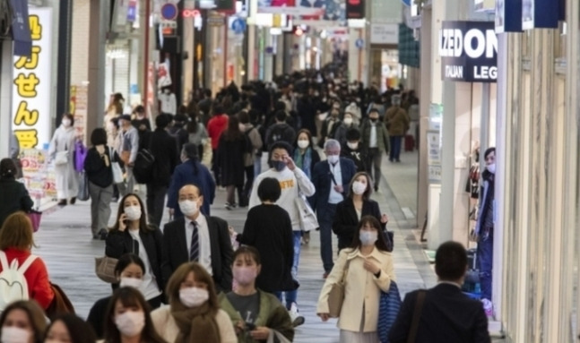 지난달 26일 마스크를 착용한 행인들이 오사카시의 한 쇼핑가를 지나가는 모습. AP/연합뉴스