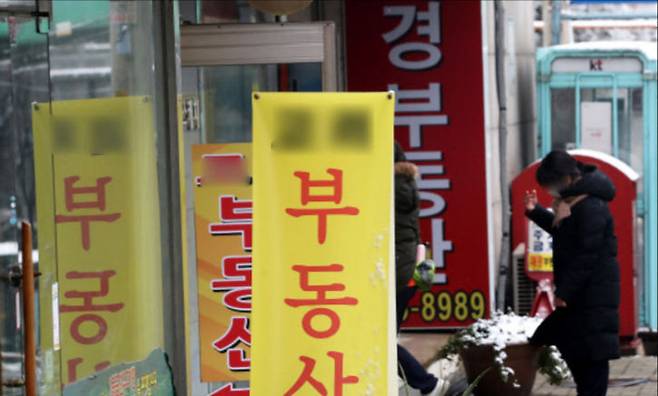 지난 13일 서울 성북구 일대 부동산을 둘러보는 시민. 연합뉴스