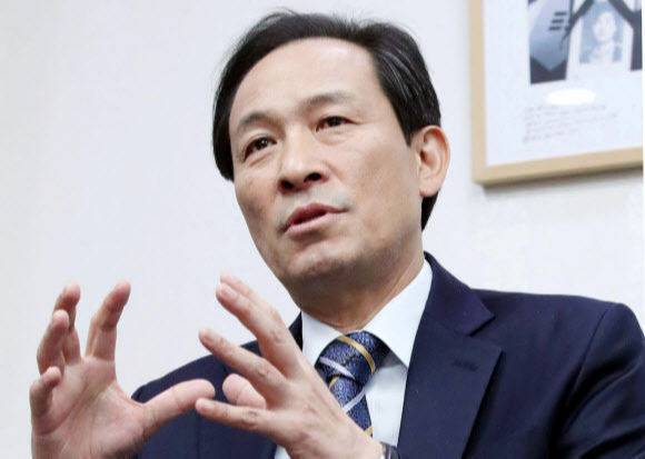 서울시장 보궐선거에 출마를 선언한 우상호 더불어민주당 의원이 14일 서울 여의도 국회 의원회관에서 뉴시스와 인터뷰를 하고 있다. 우 의원 뒤로 이한열 열사 장례 집회 당시 모습이 담긴 사진이 걸려있다. 뉴시스