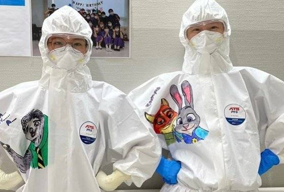 감염병전담병원인 서울의료원 손소연 간호사가 방호복에 그린 그림. [사진 손씨 제공]
