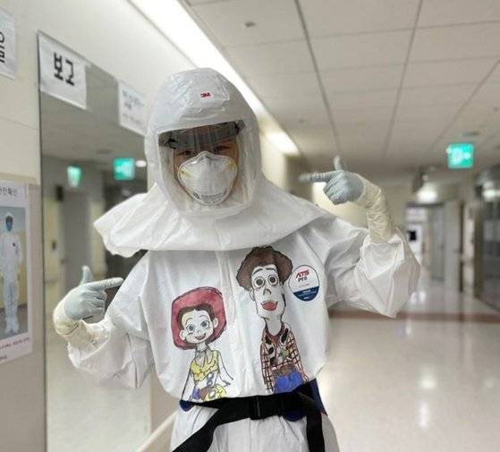 감염병전담병원인 서울의료원 손소연 간호사가 방호복에 그린 그림. [사진 손씨 제공]