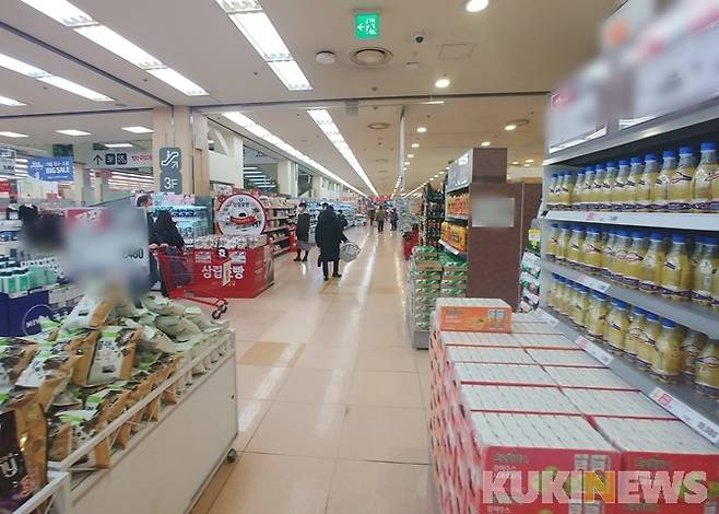 ▲2.5단계 시행 이후, 9시 조기 영업을 앞둔 대형마트의 모습. / 사진=한전진 기자