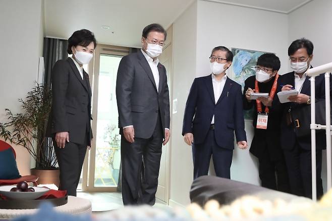 ▲▲사진='살고 싶은 임대주택' 현장 점검하는 문 대통령. 연합뉴스