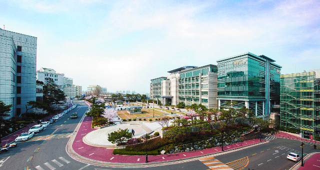 서울 성동구 한양사이버대학교 전경. 사이버대 중 학생 수가 가장 많은 한양사이버대는 체계적인 교육과 우수한 교수진, 철저한 학사관리 등으로 학생 만족도가 높아 한국표준협회에서 매년 발표하는 서비스품질지수에서 사이버대 부문 6년 연속 1위에 선정됐다. 한양사이버대 제공