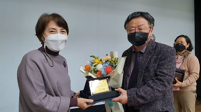 문화재청 정재숙 청장과 목포대 도서문화연구원 홍석준 원장/사진제공=목포대학교.