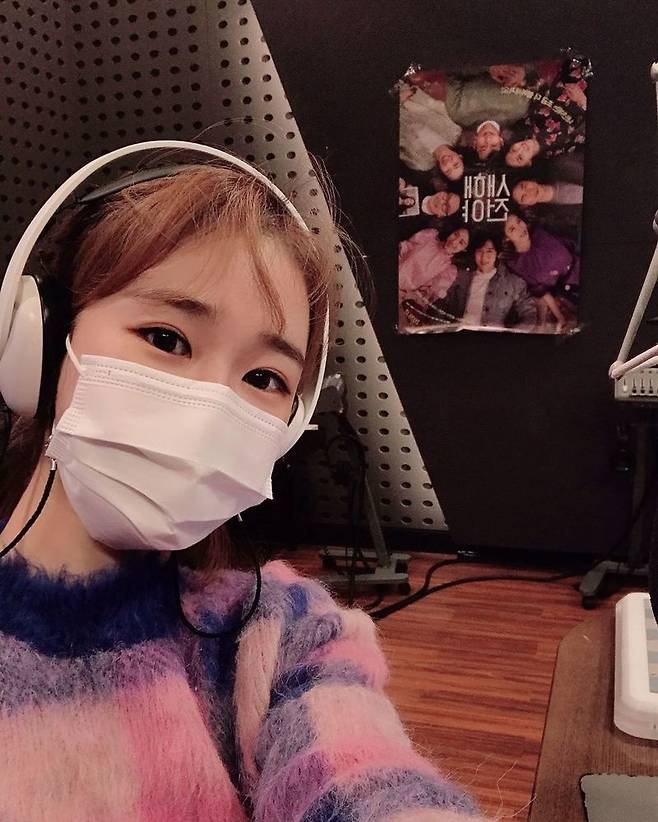 Yoo In-na Gayo Plaza Special DJ Selfie...SNS  Cuts Out of MaskActor Yoo In-na presented Jung Eun-jis Song Plaza Special DJ Selfie.KBS Cool FM Jung Eun-jis song plaza production team uploaded a picture on December 16 with the phrase Today with Special DJ Radio nickname holder, Honey Dee on the official Instagram.In the photo, Yoo In-na is showing off her beauty in Mask. I started Gayo Plaza with a sweet heart. Come to see the radio that looks quick.Han Jeong-won on the news