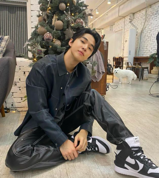 Henry Lau, Heart Nostrils [SHOT!] stand out in front of Christmas treeOn the 16th, Henry Lau posted a picture on his instagram and commented, Xmas vibes.A picture of him uploaded on the day shows Henry Lau posing in front of a Christmas tree.Above all, Henry Laus emphasis on heart nostrils stand out and smile.Recently, Singer Gianti appeared as a guest on Henry Laus YouTube channel and collected topics.Meanwhile, Henry Lau released his mini-album JOURNEY last month./[Photo] Henry Lau SNS