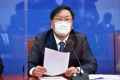 더불어민주당 김태년 원내대표가 15일 오전 국회에서 열린 원내대책회의에서 발언을 하고 있다. /연합뉴스