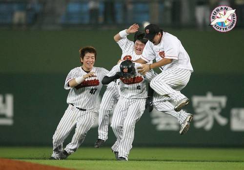 끝내기 안타가 나온 후 기뻐하는 송승준(맨 오른쪽) (사진=롯데 자이언츠 제공)
