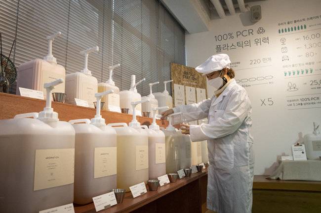 아로마티카는 무포장 가게 ‘알맹상점;과의 협업 이후 자체 리필 스테이션 운영에 나섰다.
