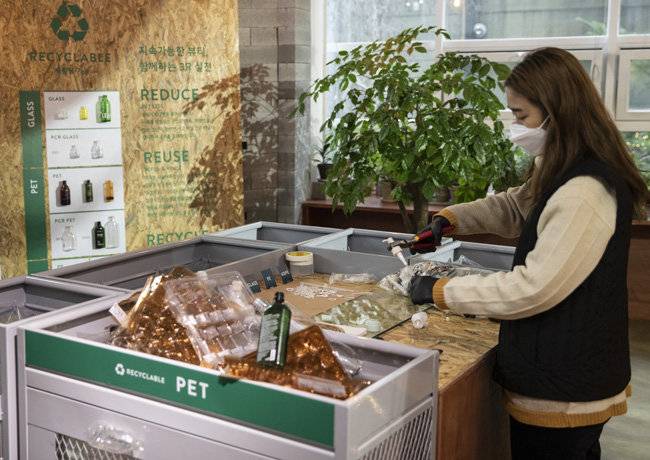 고객들이 보내준 용기를 수거해 폐플라스틱 재활용 용기를 만든다.