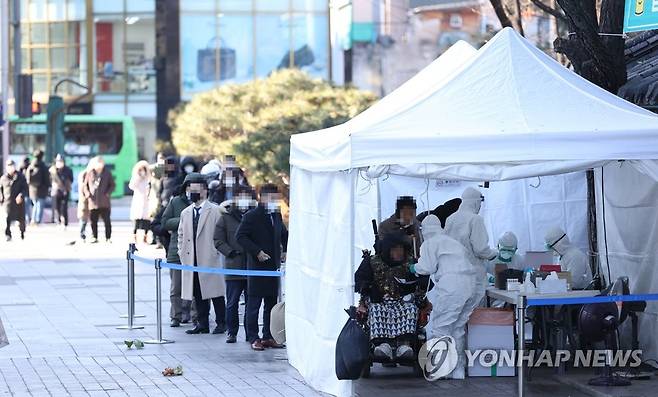 시민 발길 이어지는 임시 선별검사소 [연합뉴스 자료 사진]