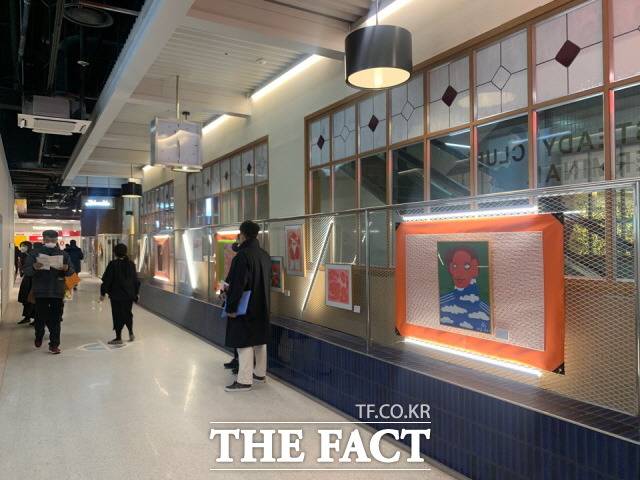 17일 롯데백화점 영등포점이 리뉴얼 오픈했다. 입구에 들어서자 수십개의 예술 작품이 걸린 전시 공간이 눈에 들어왔다. 북유럽 인테리어 브랜드 '에덴미술'이다. /영등포=한예주 기자