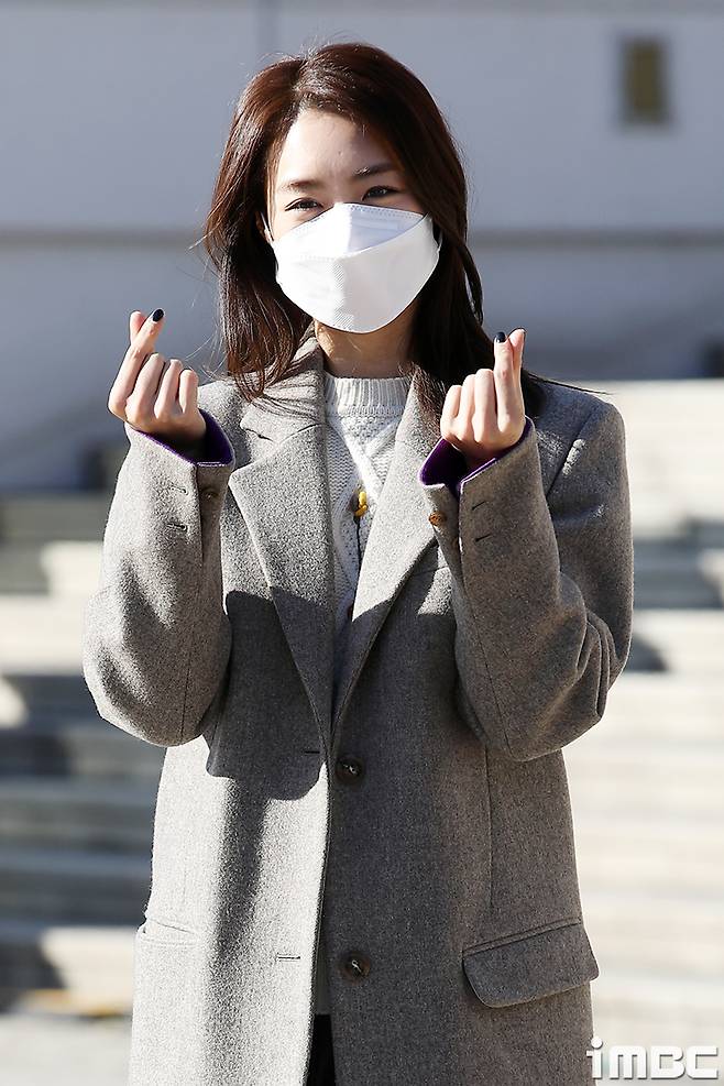 Photo] Lee Yeon-hee, Special Heart of Special DJActor Lee Yeon-hee is posing ahead of KBS Cool FM Jung Eun-jis Song Plaza at KBS in Yeongdeungpo-gu, Seoul on the morning of the 17th.iMBC Servo Type  Photo Servo Type