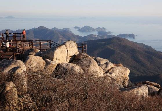 상사암 전망대에서 내려다본 남해 앞바다. 전망이 장쾌하다.
