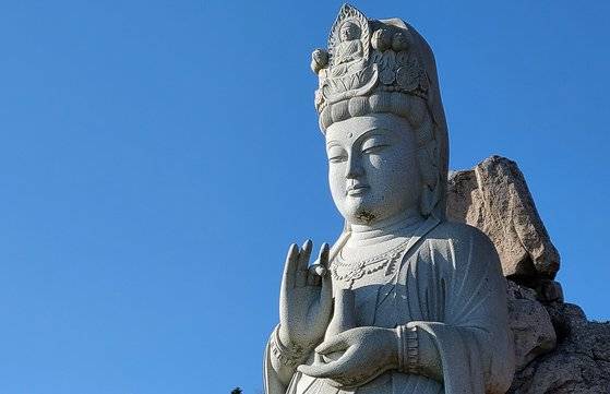 보리암 해수관음상. 바다를 바라보고 서 있다.