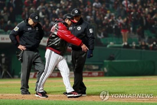 지난해 3월 27일 인천 SK행복드림구장에서 열린 프로야구 인천 SK 와이번스와 서울 LG 트윈스의 경기. 9회 초 두산 공격 무사 1·2루 상황에서 LG 이형종이 3피트 수비 방해로 아웃되자 류중일 LG 감독(가운데)이 심판들에게 항의하고 있다. [연합뉴스 자료사진]