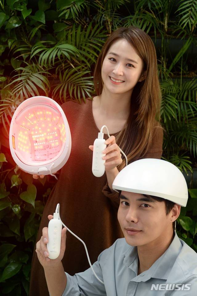 [서울=뉴시스]LG전자가 대국민 사연 공모 행사를 통해 총 100명을 선정, LG 프라엘 메디헤어를 무상 제공하는 이벤트를 연다고 12일 밝혔다. LG전자는 이달 말 LG 프라엘 메디헤어를 정식 출시한다. 모델들이 LG 프라엘 메디헤어를 소개하고 있다. (사진=LG전자 제공) 2020.10.12. photo@newsis.com