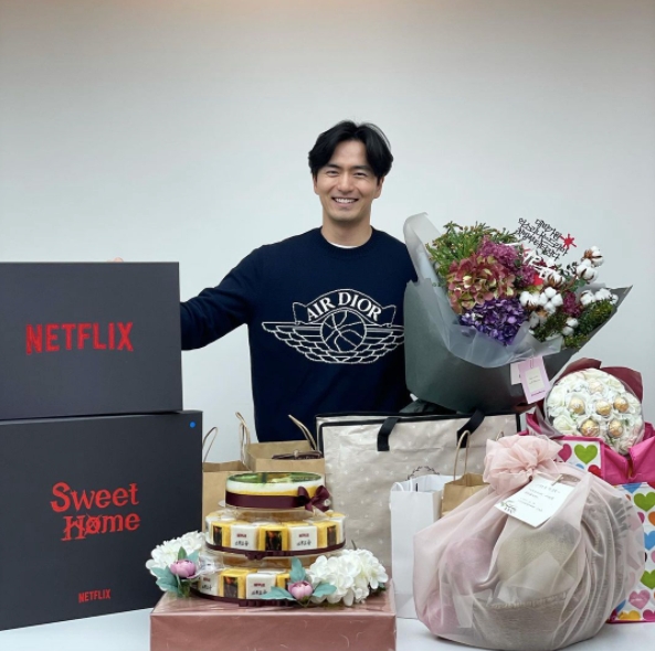 Lee Jin-wook, 5:5 Garmado Perfect digestion... The thrilling Handsome boy visual [SHOT!]Lee Jin-wook posted a picture on his Instagram on the 17th with an article called Sweet Home.Lee Jin-wook in the public photo is taking a certified photo in front of a table with a bouquet of flowers and cakes.He also boasted a Handsome boy visual that perfectly digested his hairstyle in a 5:5, and melted the hearts of female fans with his distinctive bright smile.The fans are responding explosively such as I feel good because I laugh, How is it so handsome, and I am really excited about my appearance today.Meanwhile, Netflixs original series Sweet Home, starring Lee Jin-wook, will be released on the 18th.[Photo] Lee Jin-wook SNS