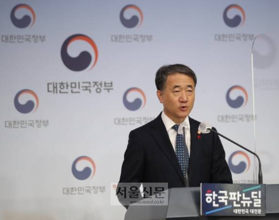 박능후 보건복지부 장관이 8일 오전 서울 종로구 정부서울청사 별관에서 코로나19 백신 도입 계획을 발표하고 있다. 2020. 12. 8.오장환 기자 5zzang@seoul.co.kr