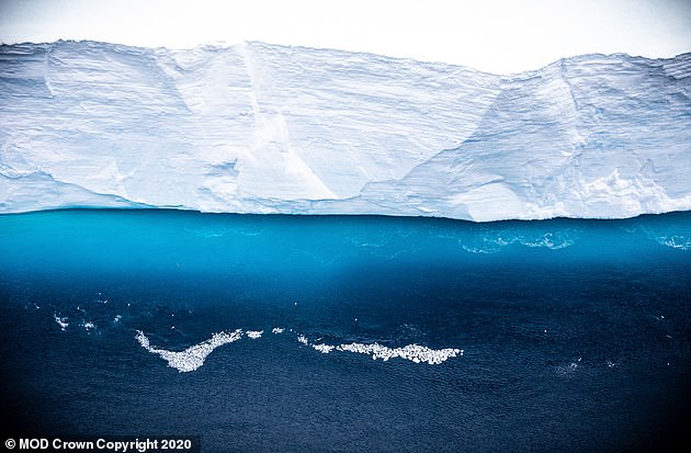 영국 공군(RAF)이 4일(현지시간) 촬영한 세계 최대 빙산 ‘A68a’ 모습.(사진=영국 국방부)