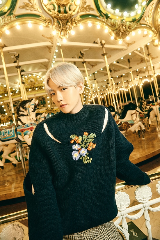EXO Baekhyun, new song Play Park released on the 21st. Special year-end giftGroup EXO Baekhyun will make a surprise announcement of the new song Amusement Park on the 21st.Baekhyuns new single, Amusement Park, will be released at 6 p.m. on the 21st at various music sites including Flo, Melon, Genie, iTunes, Apple Music, Sporty Pie, QQ Music, Cougu Music, Cougar Music, and Couwer Music, and will be well received as a special year-end gift prepared for fans.The new song Amusement Park is a medium tempo R&B song that harmonizes sweet piano, guitar melody and Baekhyuns emotional vocals, and the lyrics that express the heart of the beloved opponent against the colorful scenery of the amusement park stand out.In addition, Baekhyun has been popular with the group as well as the group as the second mini album Delight released in May, and has been loved by many people through various musical activities such as drama OST, collaboration, and feature.Photo: SM