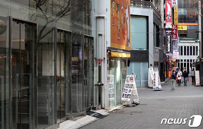 27일 오후 서울 명동의 상가건물들이 텅 비어 있다. 2020.11.27/뉴스1 © News1 박지혜 기자