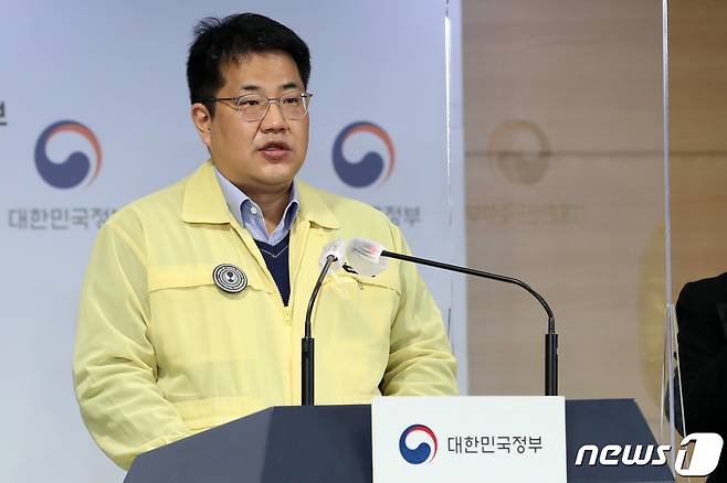 손영래 중앙사고수습본부 전략기획반장이 18일 오전 서울 종로구 정부서울청사에서 '코로나19 대응 온라인 정례 브리핑'을 하고 있다. 2020.12.18/뉴스1 © News1 이동해 기자