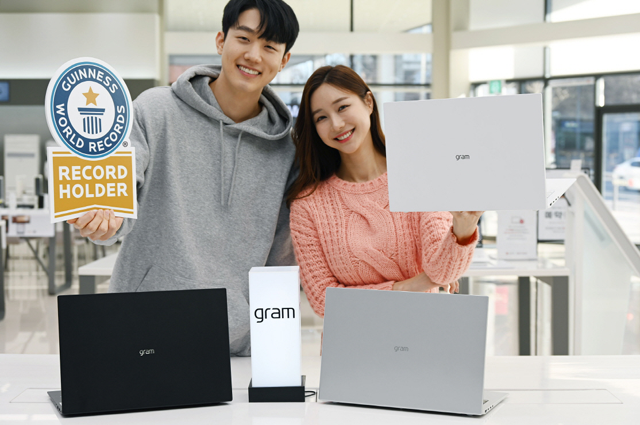 LG전자 모델들이 신제품 'LG 그램 16'을 소개하고 있다. /LG전자 제공