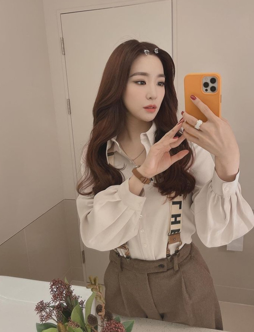 Youre getting younger...Tiffany, the beauty bragging [deElySHOT]On the 17th, Tiffany posted a selfie on his personal instagram with an article entitled Tonight at 10:35 # What?In the photo, Tiffany boasts a new dyed hair and is making a chic look, especially with a clear eye and a neat atmosphere.The netizens who saw this showed various reactions such as It is so beautiful, I love you and I have fallen.Meanwhile, Tiffany is appearing on SBSs new entertainment program How did you encounter the dog.