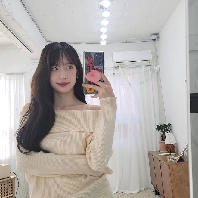 WJSN SEOLA, the lyre clavicle line revealed in cold waves..WJSN member SEOLA showed a lot of charm.SEOLA posted three photos on his Instagram on December 18, along with an article entitled SEOLA is winter in SEOLA.In the photo, SEOLA is dressed in an off-shoulder costume and reveals a delicate clavicle line. It has a long hairstyle with a thick wave, which doubles its pure charm.The small face like a mobile phone and the beautiful features like a picture also caught my eye.The news says To the West or
