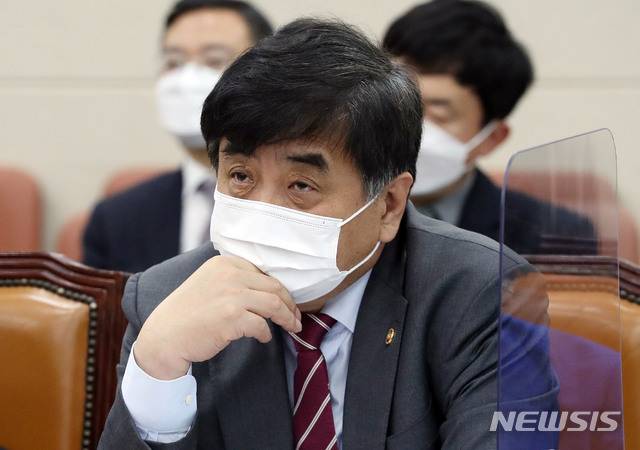 [서울=뉴시스] 김진아 기자 = 한상혁 방송통신위원장이 17일 오전 서울 여의도 국회에서 열린 과학기술정보방송통신위원회 전체회의에 출석해 생각에 잠겨있다. (공동취재사진) 2020.11.17.  photo@newsis.com