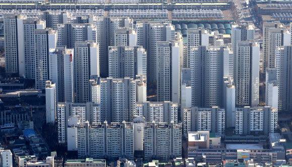 지난 15일 서울 송파구 롯데월드타워 서울스카이에서 바라본 서울 시내 아파트 단지 모습. 뉴시스