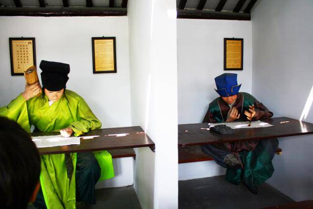 강남공원에서 과거시험을 치르는 방, 호사를 보여주고 있다. ⓒ최종명