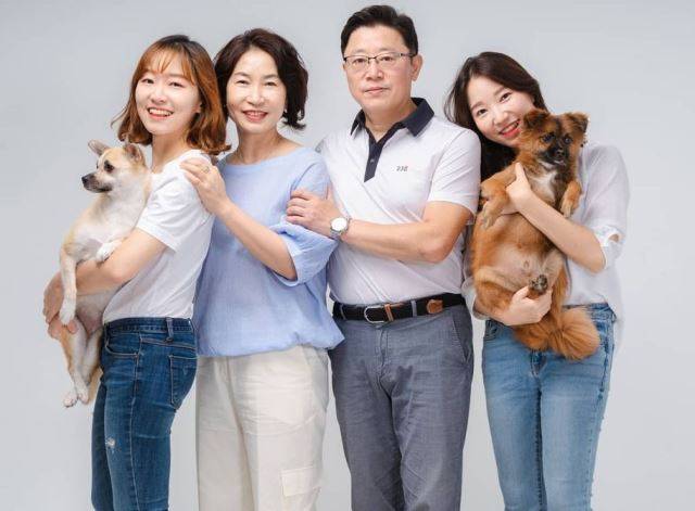 5번째 임보견 비타와 함께한 '거누파파네' 가족사진. 본인 제공.