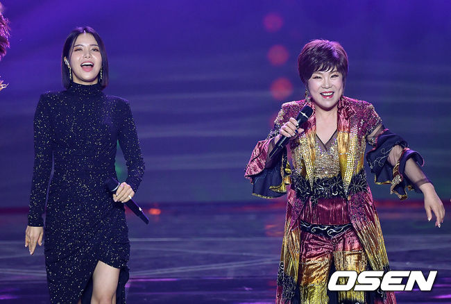 Yonja Kim - Sola, The Falling Stage [Photo][OSEN= Photo Team] The 2020 KBS Song Festival was held at Seoul Yeouido-dong KBS Hall on the afternoon of the 18th.Yonja Kim and MAMAMOOs Sola show off their spectacular stage[Photo Provision = KBS
