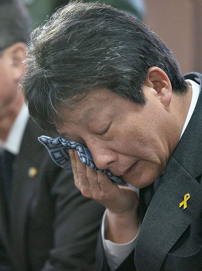 유승민은 표정이 풍부하진 않다. 그의 눈물이 보여진 건 세월호 희생자 어머니를 만났을 때가 거의 유일한 것 같다.