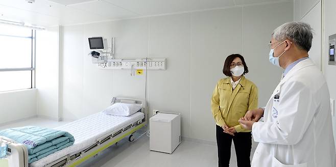 은수미 시장이 지난 17일 성남시의료원을 방문 이중의 병원장으로부터 새로 추가 설치되는 코로나19 전담병상에 대해 설명을 듣고있다. 성남시 제공