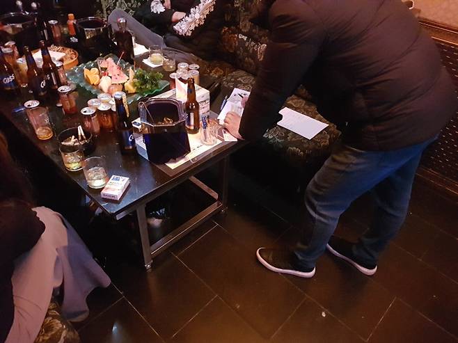 서울시 민생사법경찰단과 서울경찰청, 자치구가 지난 18일 코로나19 방역지침 위반 의심 업소 단속을 실시하면서 영등포구의 한 유흥주점을 적발해 현장 조사를 하고 있다. 서울시 제공