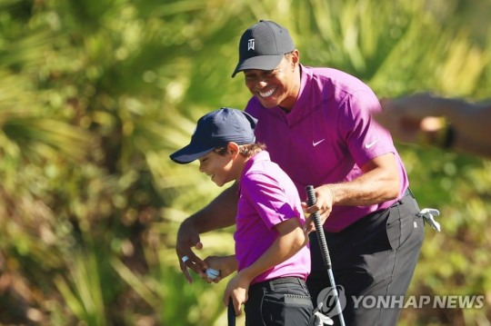 3번 홀 이글에 기뻐하는 타이거 우즈와 아들 찰리 
[게티이미지/AFP=연합뉴스]